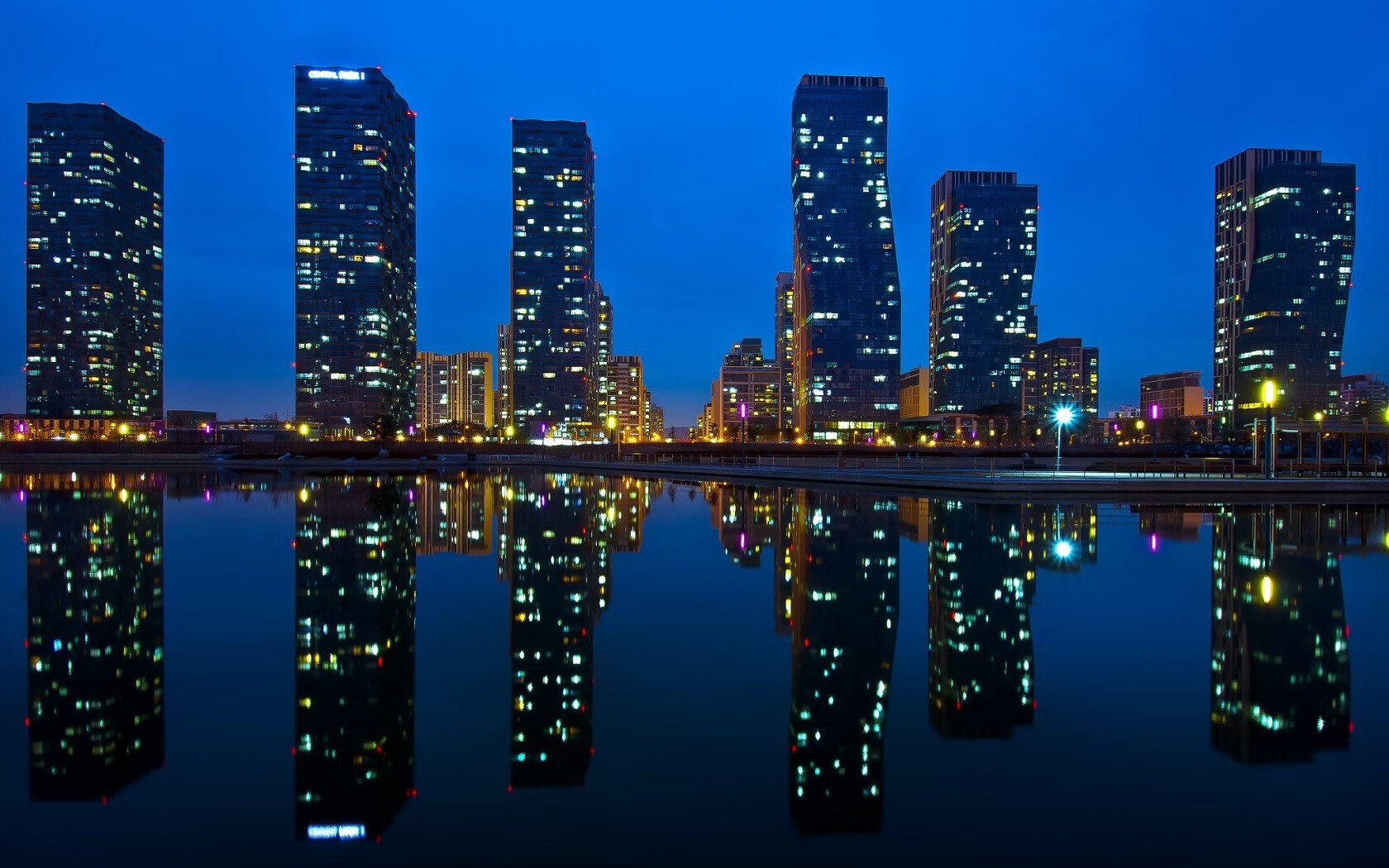 “沙滩手球赛场激烈交锋，天府新区热力四射”